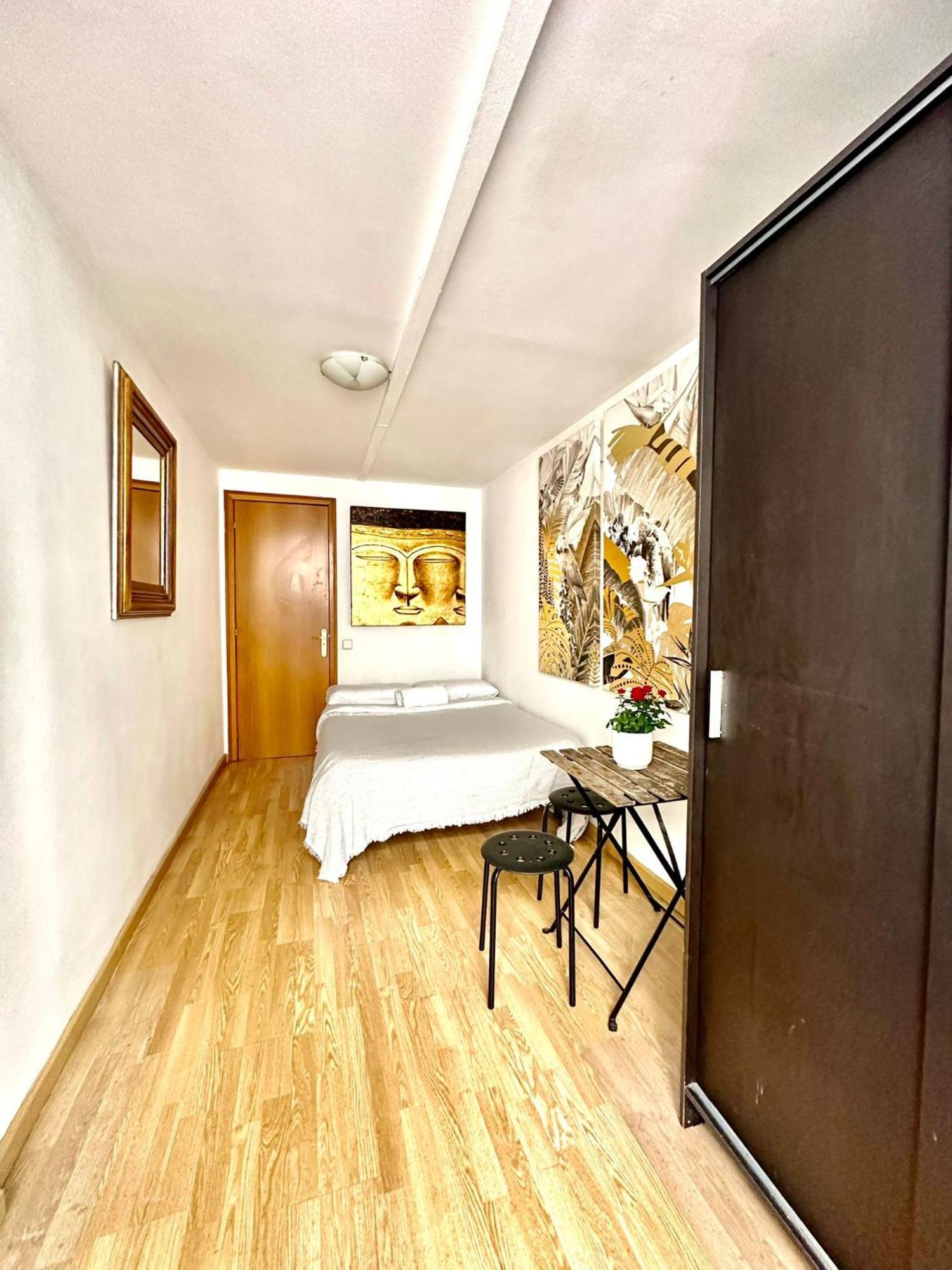 Private Rooms In City Center Barcelona Exteriör bild